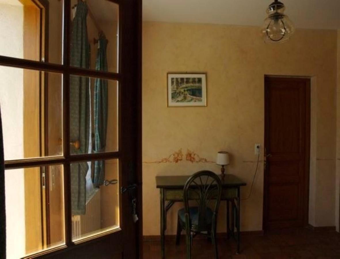 Chambres D'Hotes Les Pierries Vezannes Room photo